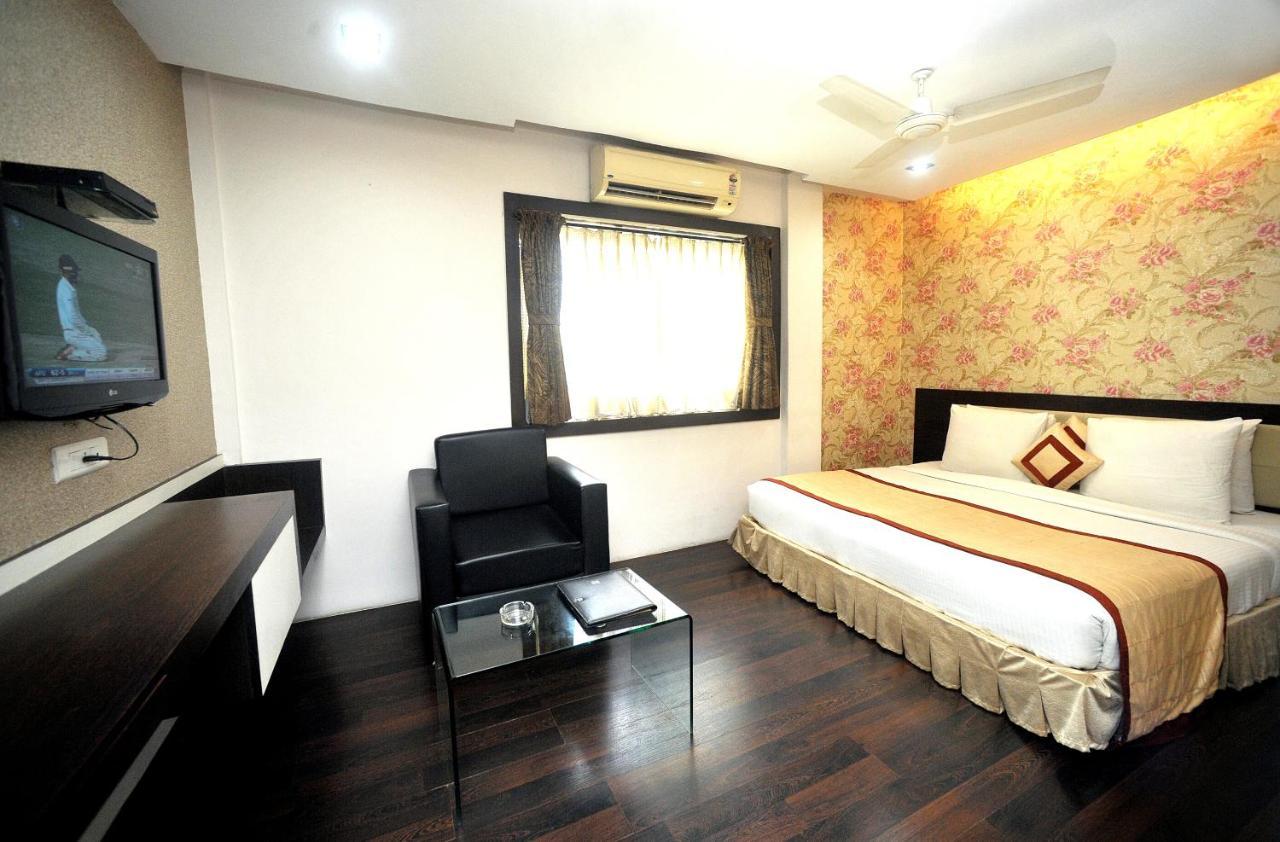 כלכותה Hotel Lee International מראה חיצוני תמונה