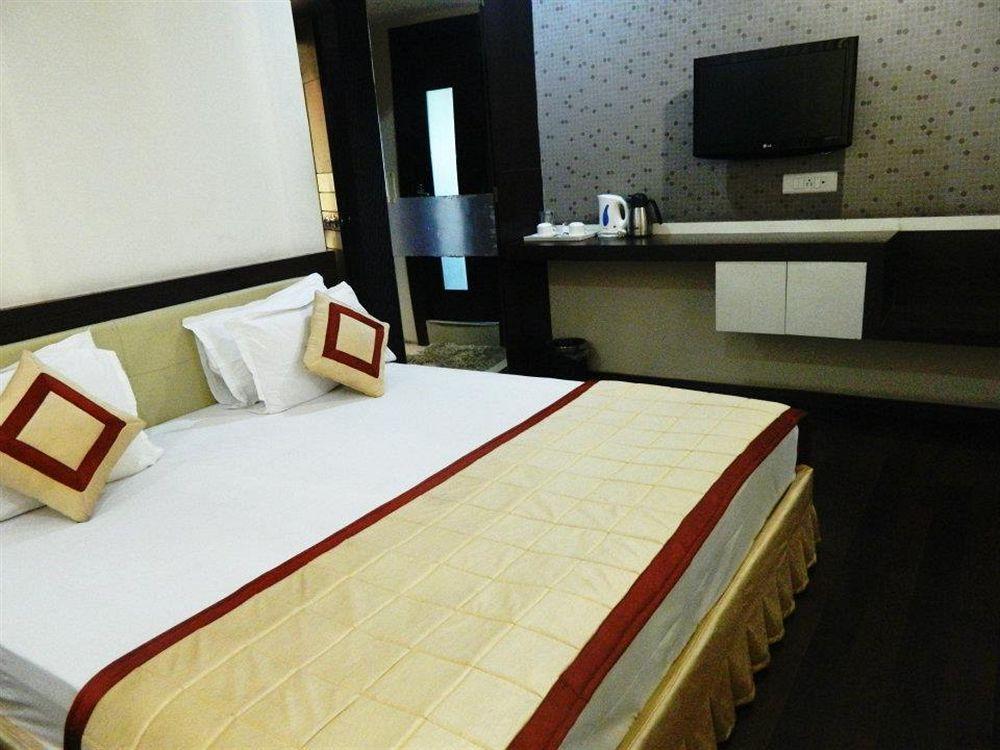 כלכותה Hotel Lee International מראה חיצוני תמונה