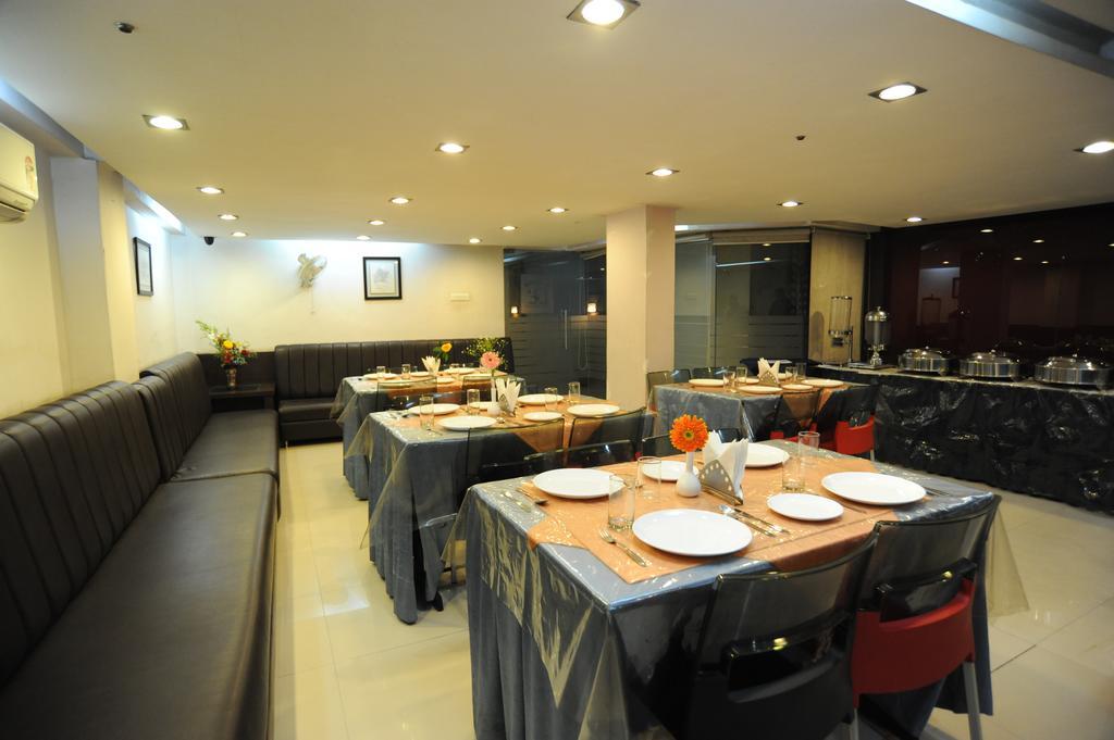 כלכותה Hotel Lee International מראה חיצוני תמונה