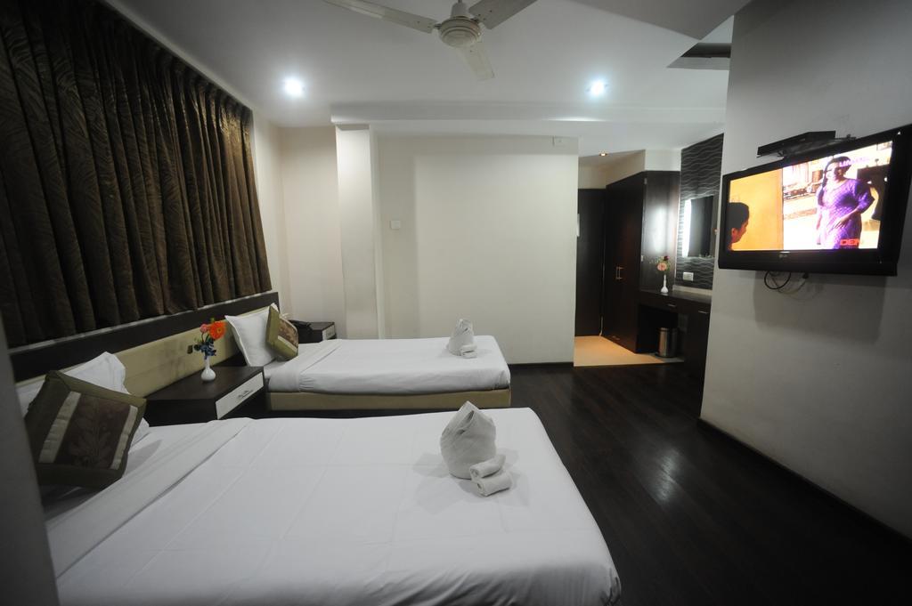 כלכותה Hotel Lee International מראה חיצוני תמונה