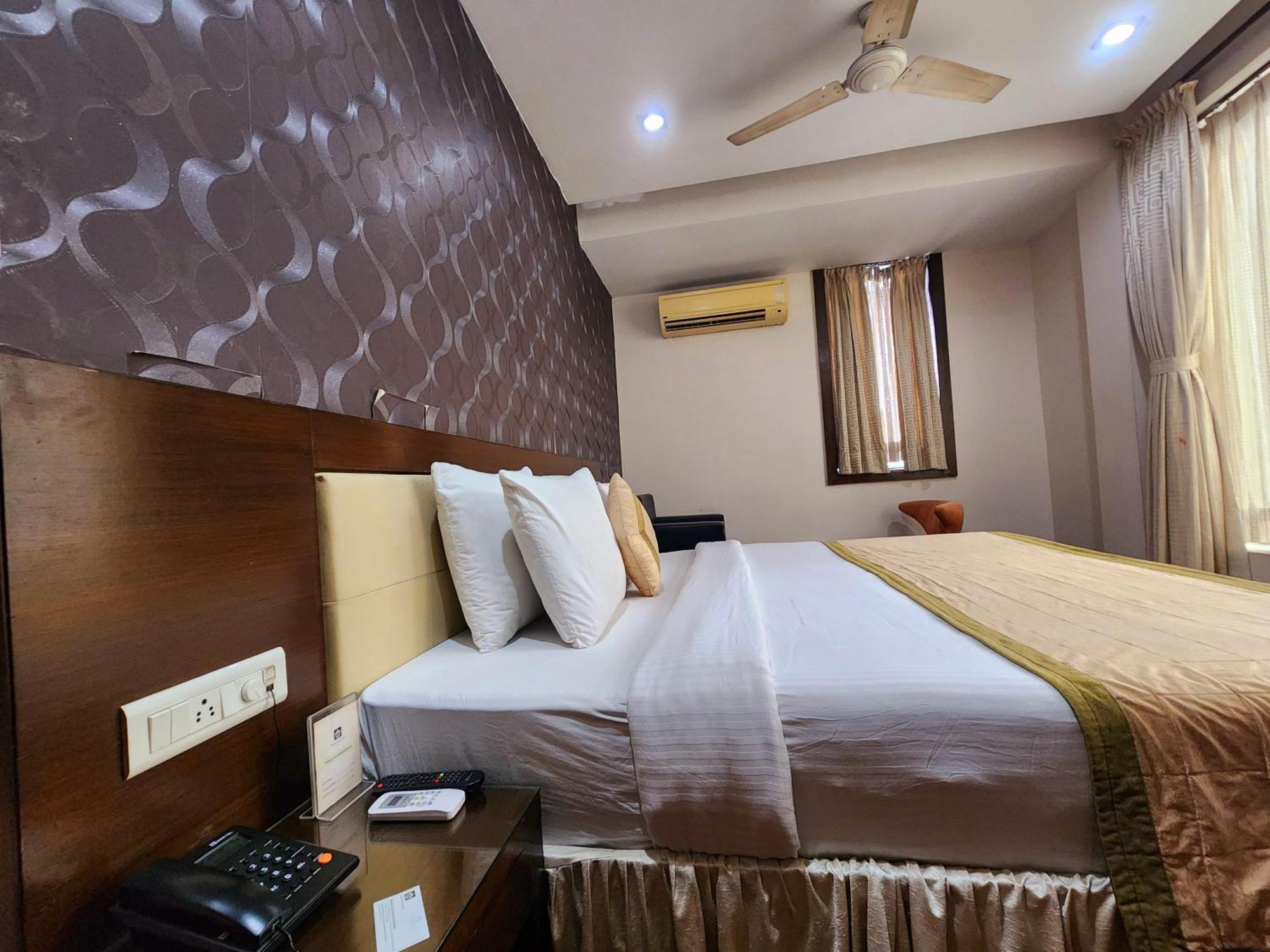 כלכותה Hotel Lee International מראה חיצוני תמונה
