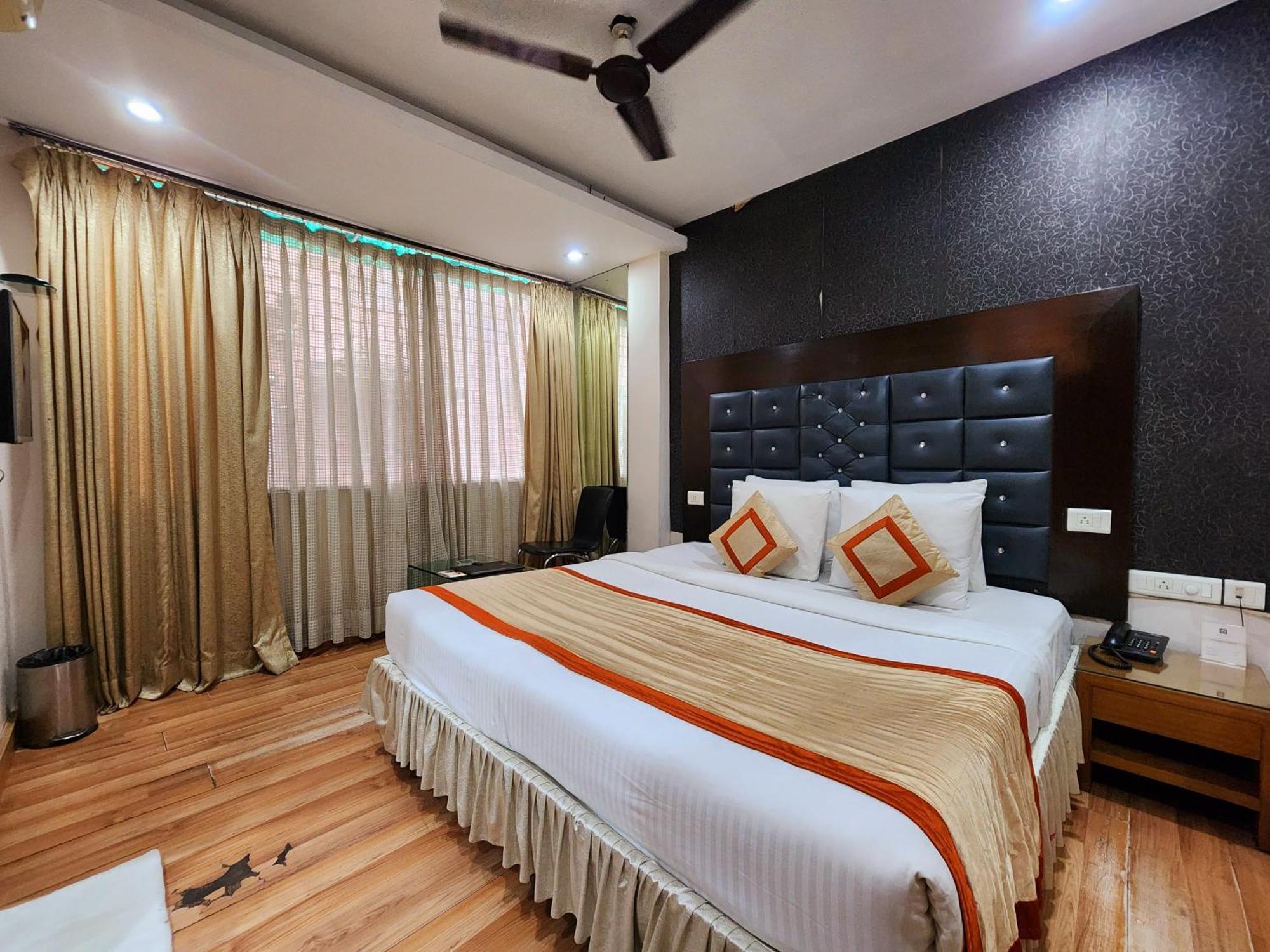 כלכותה Hotel Lee International מראה חיצוני תמונה