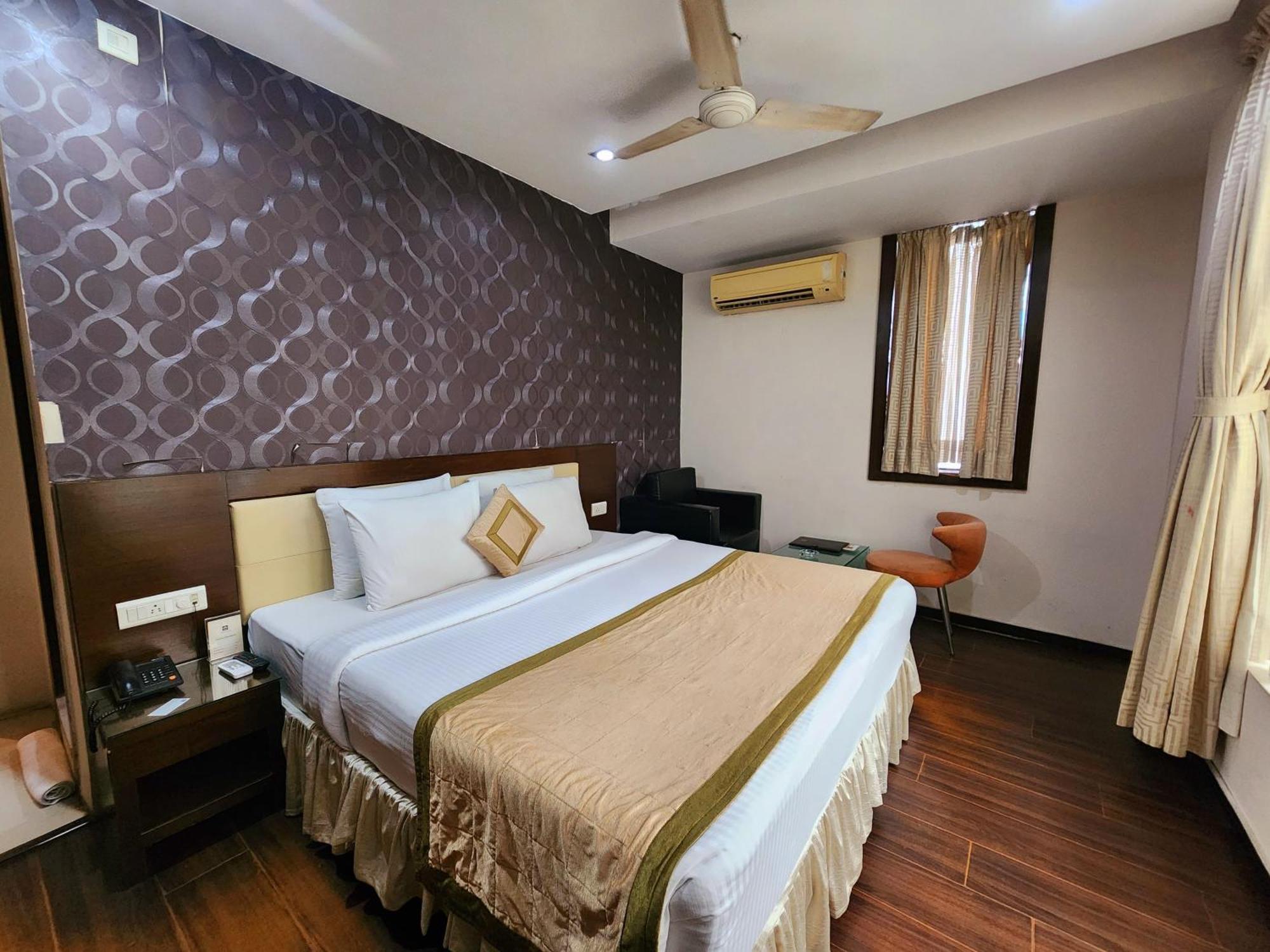 כלכותה Hotel Lee International מראה חיצוני תמונה