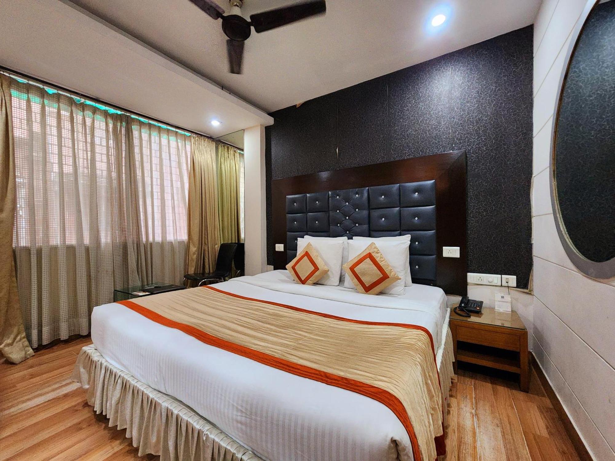 כלכותה Hotel Lee International מראה חיצוני תמונה