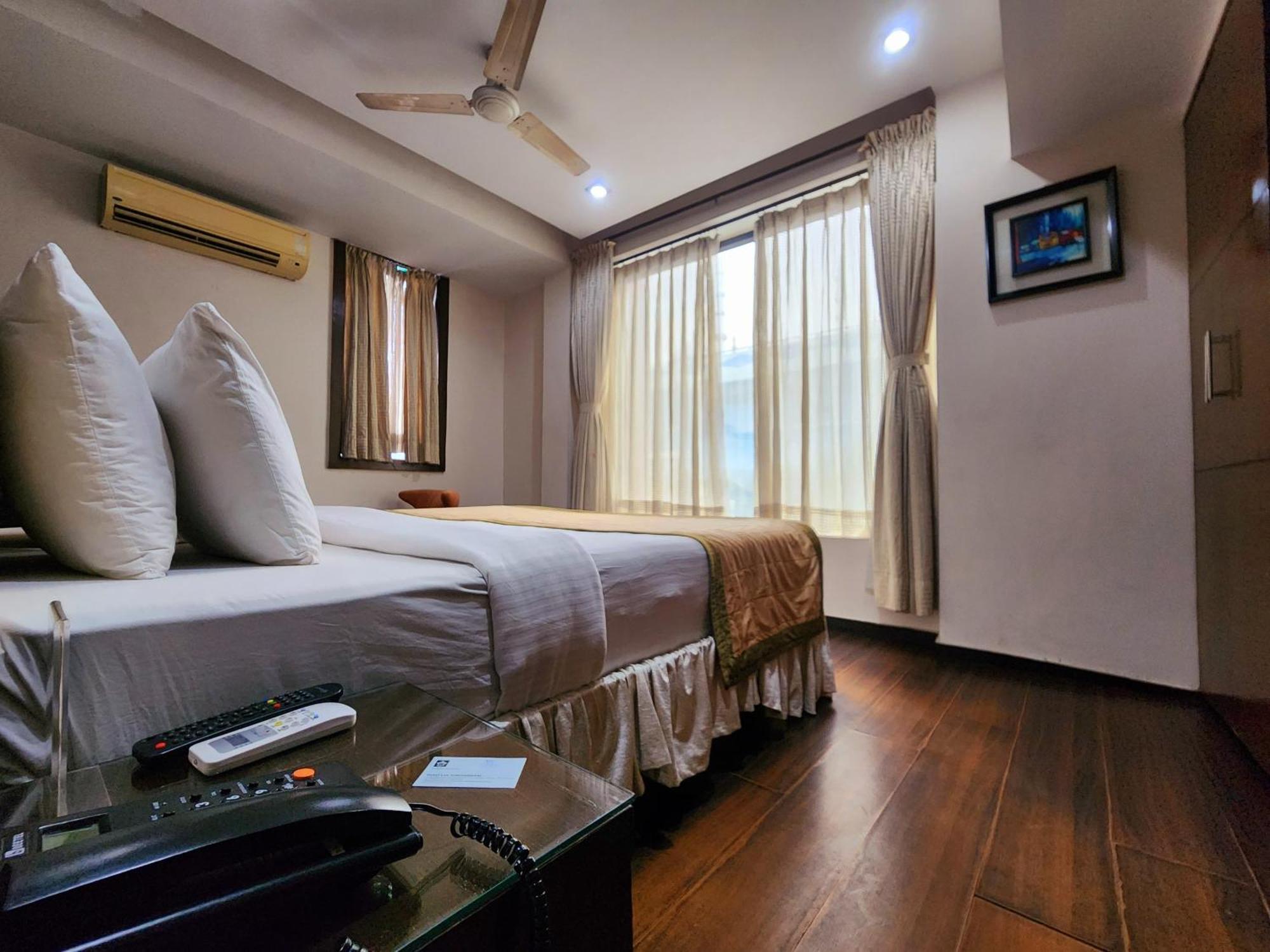 כלכותה Hotel Lee International מראה חיצוני תמונה