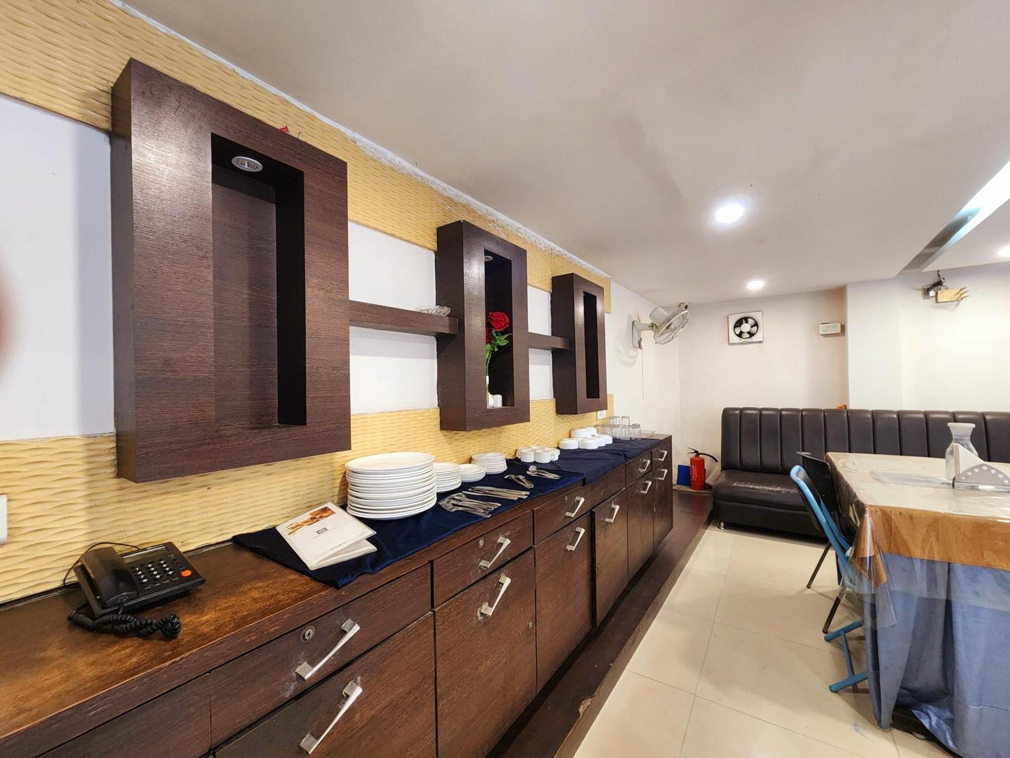 כלכותה Hotel Lee International מראה חיצוני תמונה