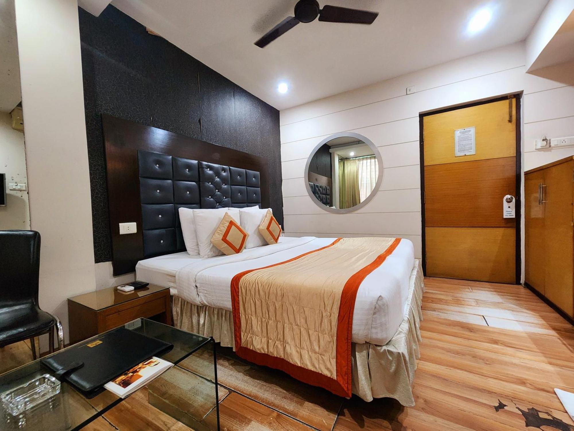 כלכותה Hotel Lee International מראה חיצוני תמונה