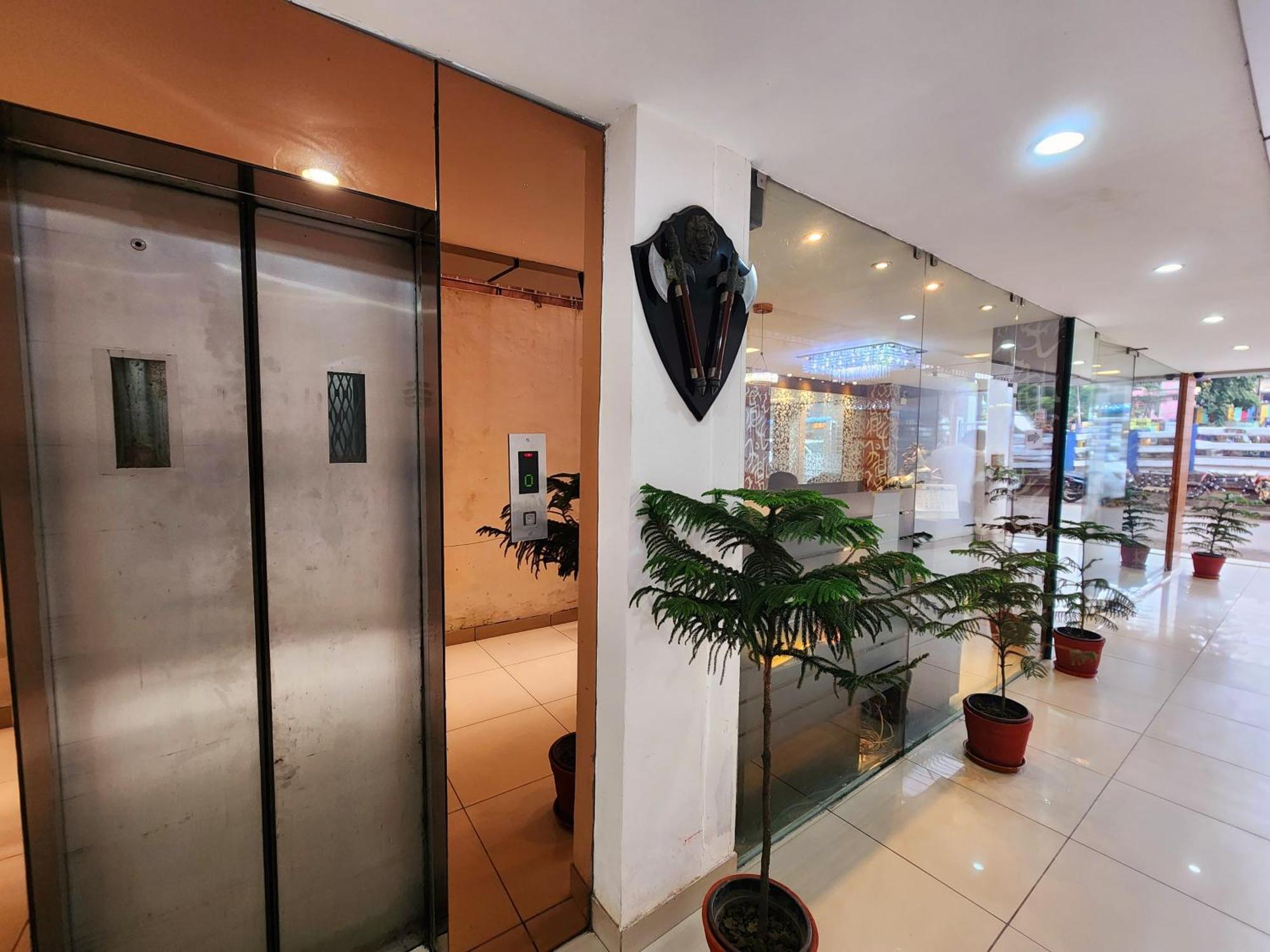 כלכותה Hotel Lee International מראה חיצוני תמונה